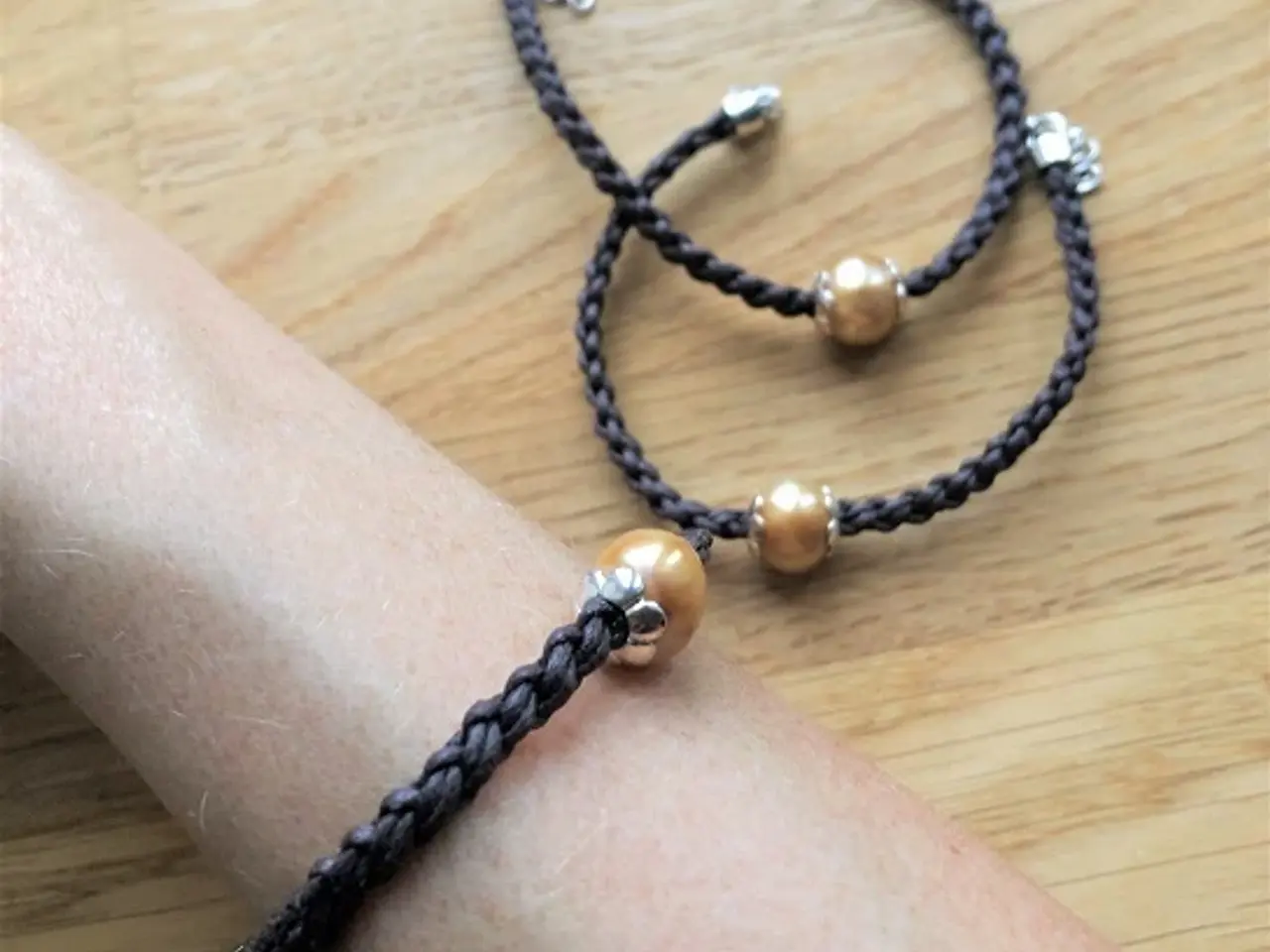Billede 4 - Flettede armbånd med perler - blå eller brun