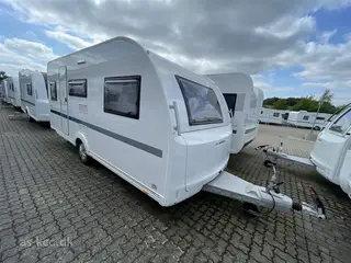 2026 - Adria Altea 492 LU Adria Altea 492 LU årg. 2026 med enkeltsenge og udtræk. 5 sovepladser, 4 siddepladser. Glasfiber tag, sider, forende og bagende