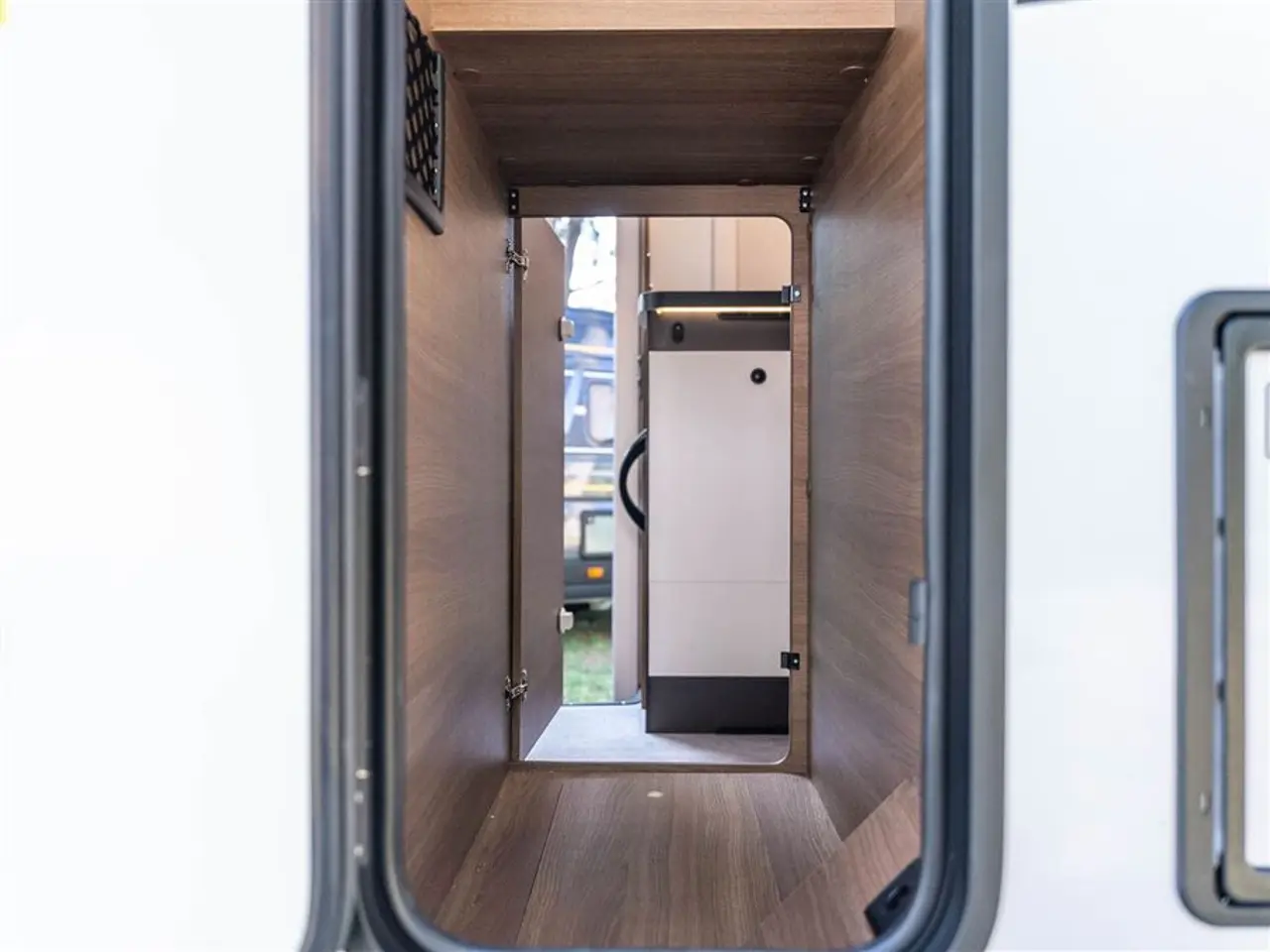 Billede 25 - 2027 - Benimar Tessoro 481 Northautokapp Under 6 meter med enorm plads indvendig