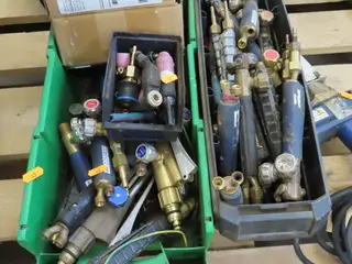 2 stk. kasser med fittings