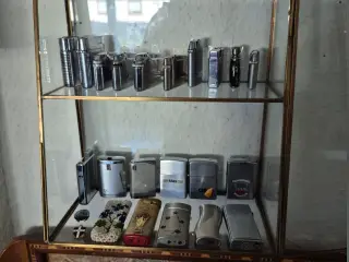 Samling lightere med vitrine