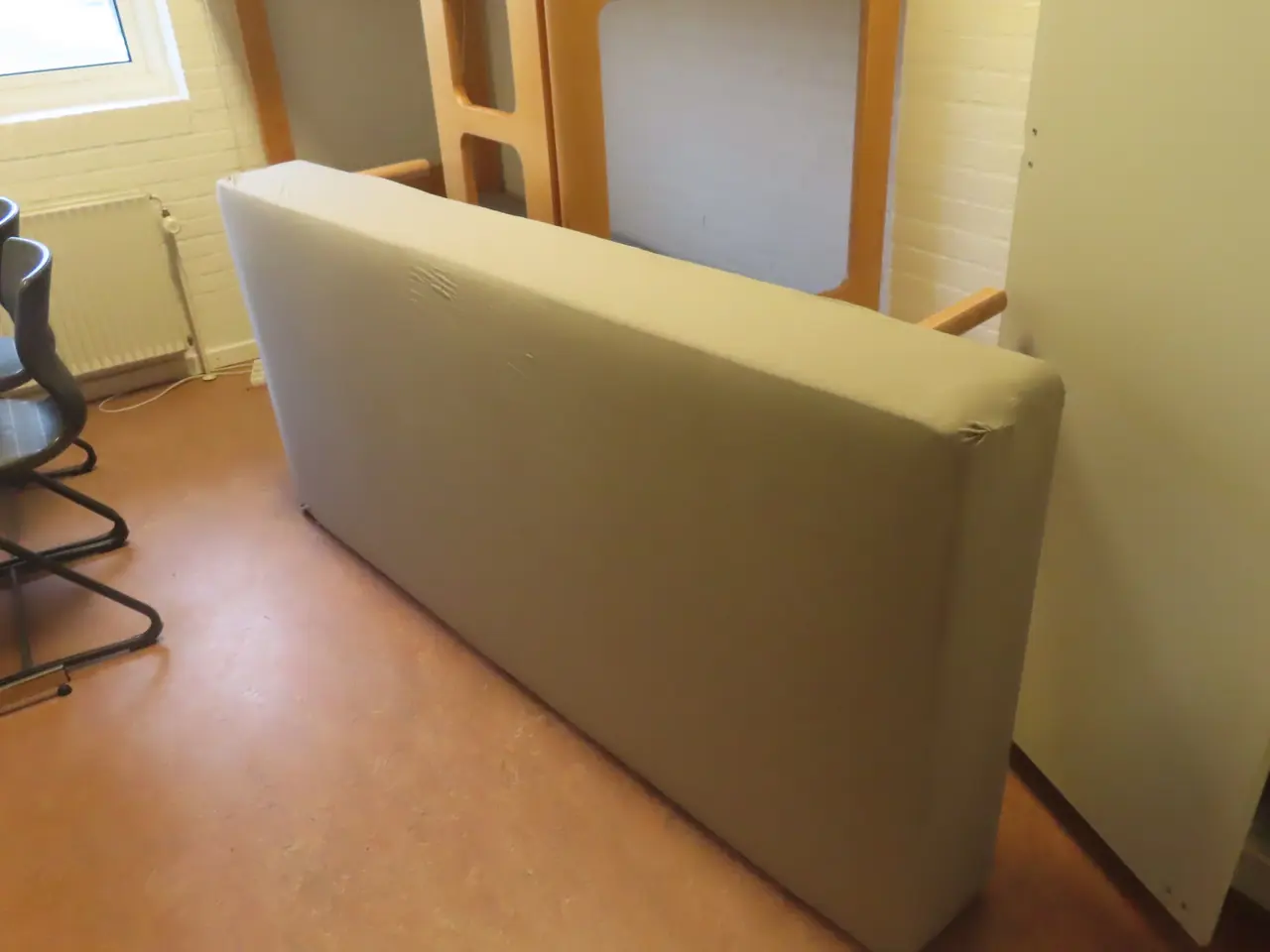 Billede 1 - Indhold på værelse af bord, køjeseng, skab mv.