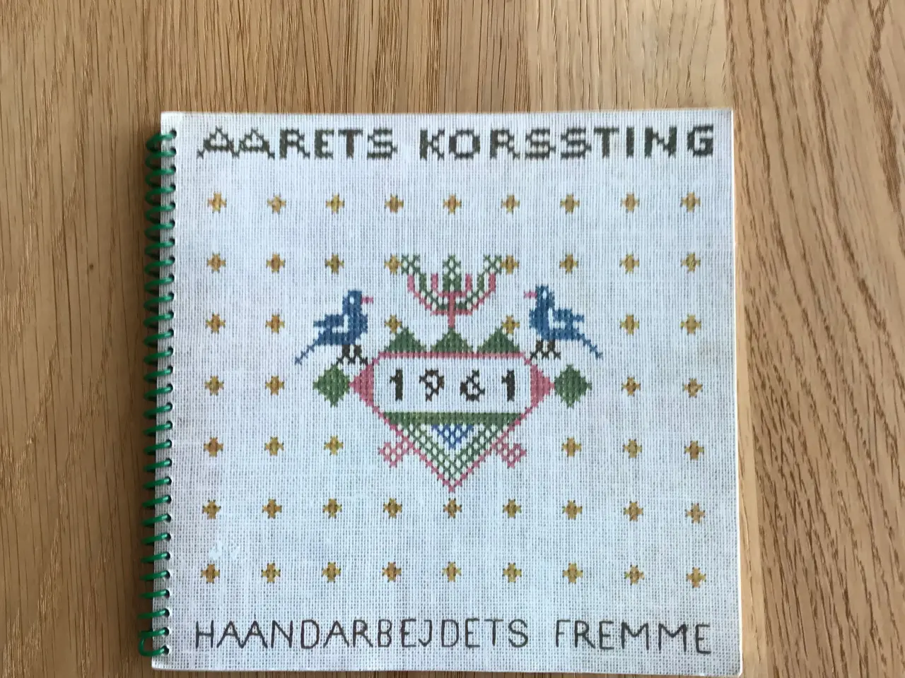 Billede 1 - Aarets Korssting 1961 - Haandarbejdets Fremme