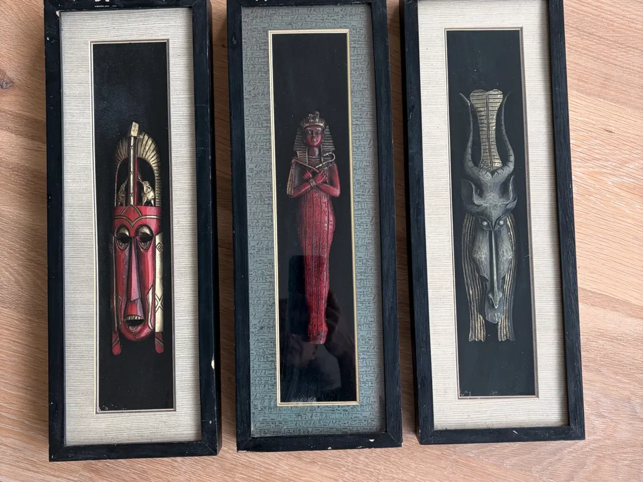 Billede 1 - 3 skulpturer i ramme - egyptiske skulpturer