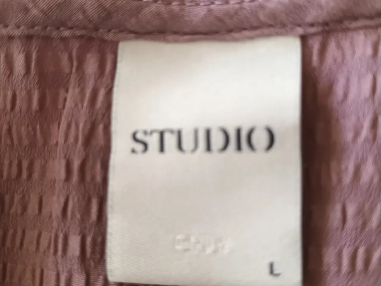 Billede 2 - Lavendel/Lilla bluse fra Studio str L