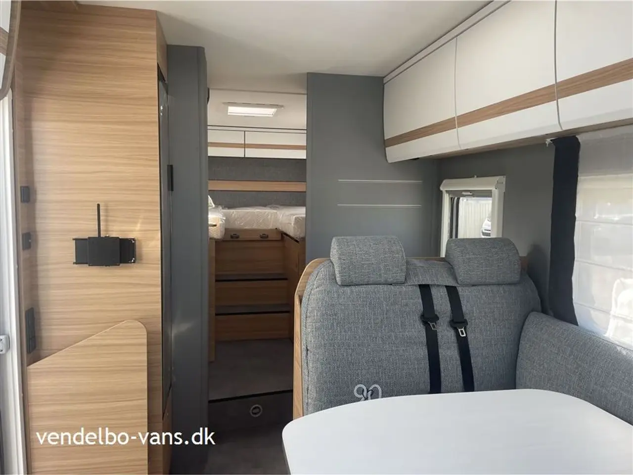Billede 5 - 2026 - Dethleffs Just T 7052 EB - 90 Year   Enkeltsenge med 150 mm tyk 7-zoners madrasser i klimaregulerende materiale og gode liggemål på hele 215 cm
