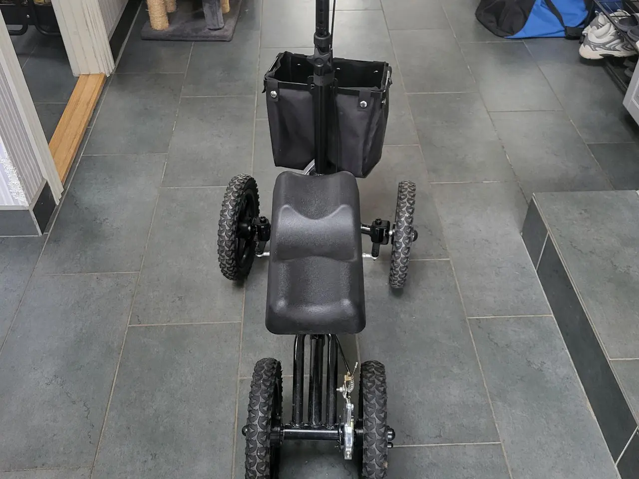 Billede 3 - Knæscooter/knærollator uden brug af krykker