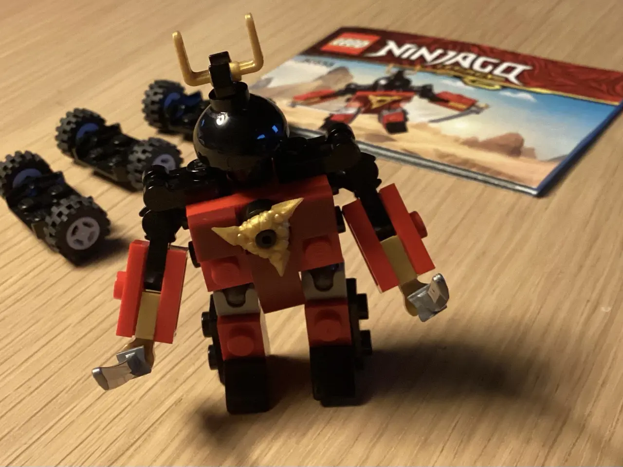 Billede 8 - Lego Ninjago nr. 30533 en figur og 3 sæt hjul