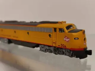 Modeltog AZL Milwaukee Road E9A Lokomotiv Z skala.