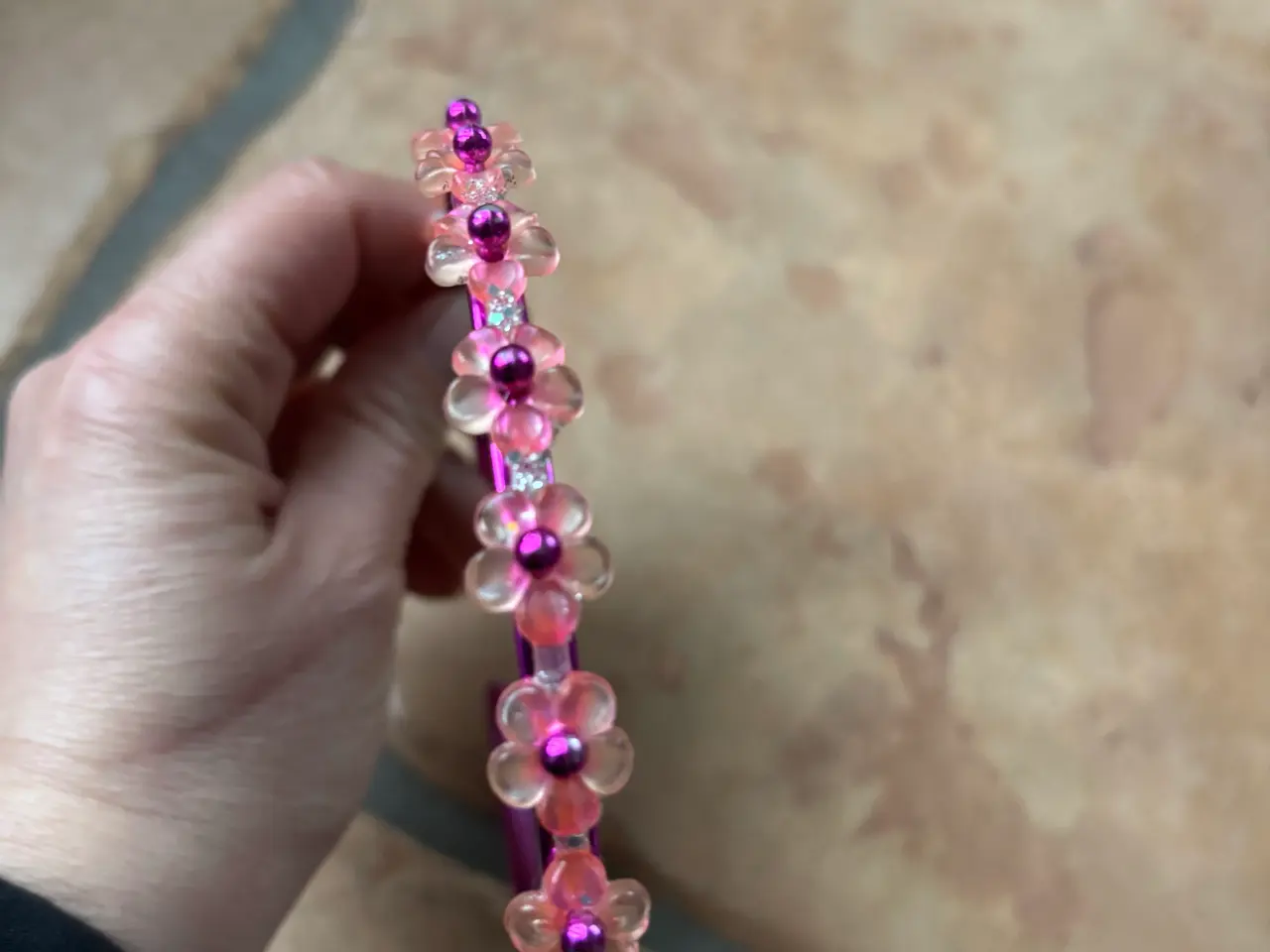 Billede 4 - Pink hårbøjle med lyserøde blomsterperler