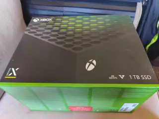 Xbox Series X med tilbehør og spil.
