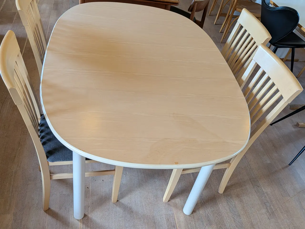 Billede 4 - Spisebord med 4 stole