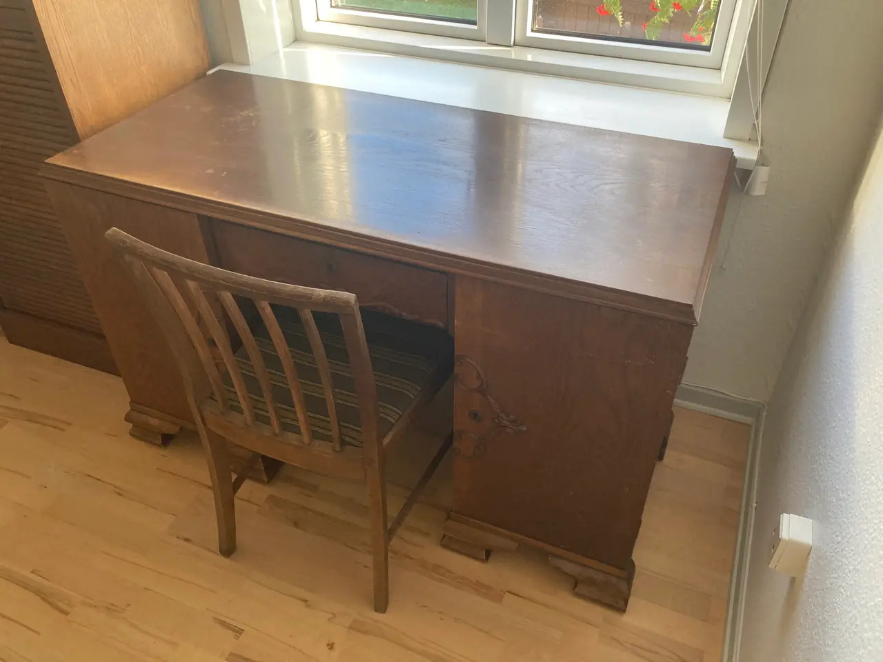 Billede 1 - Skrivebord incl. stol