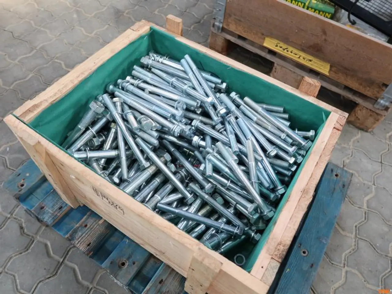 Billede 1 - KASSE med bolte,