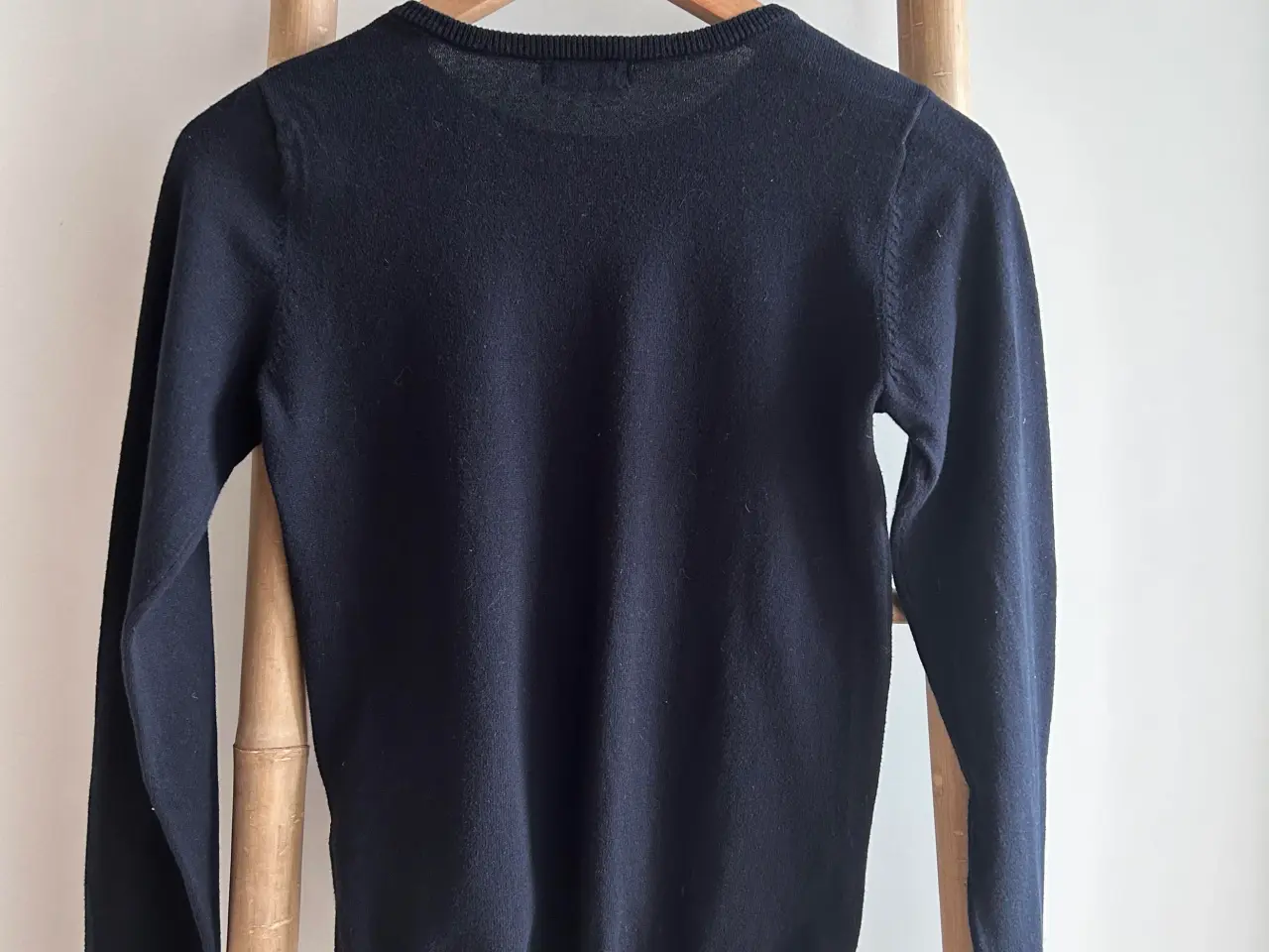 Billede 3 - H&M strikbluse med pailletmotiv, str. 134-140