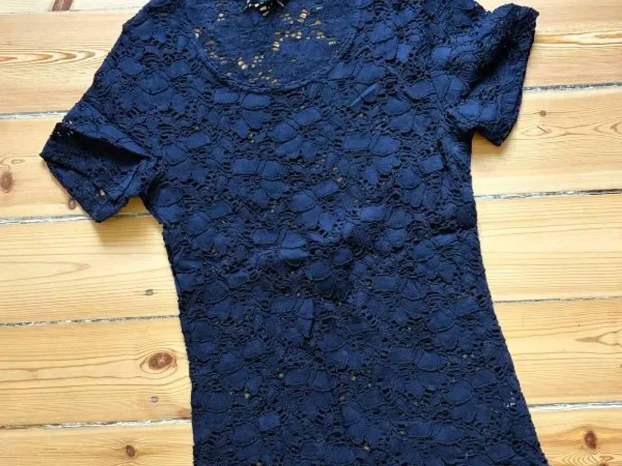 Billede 3 - Sort blonde t-shirt med prismærke. Str. S