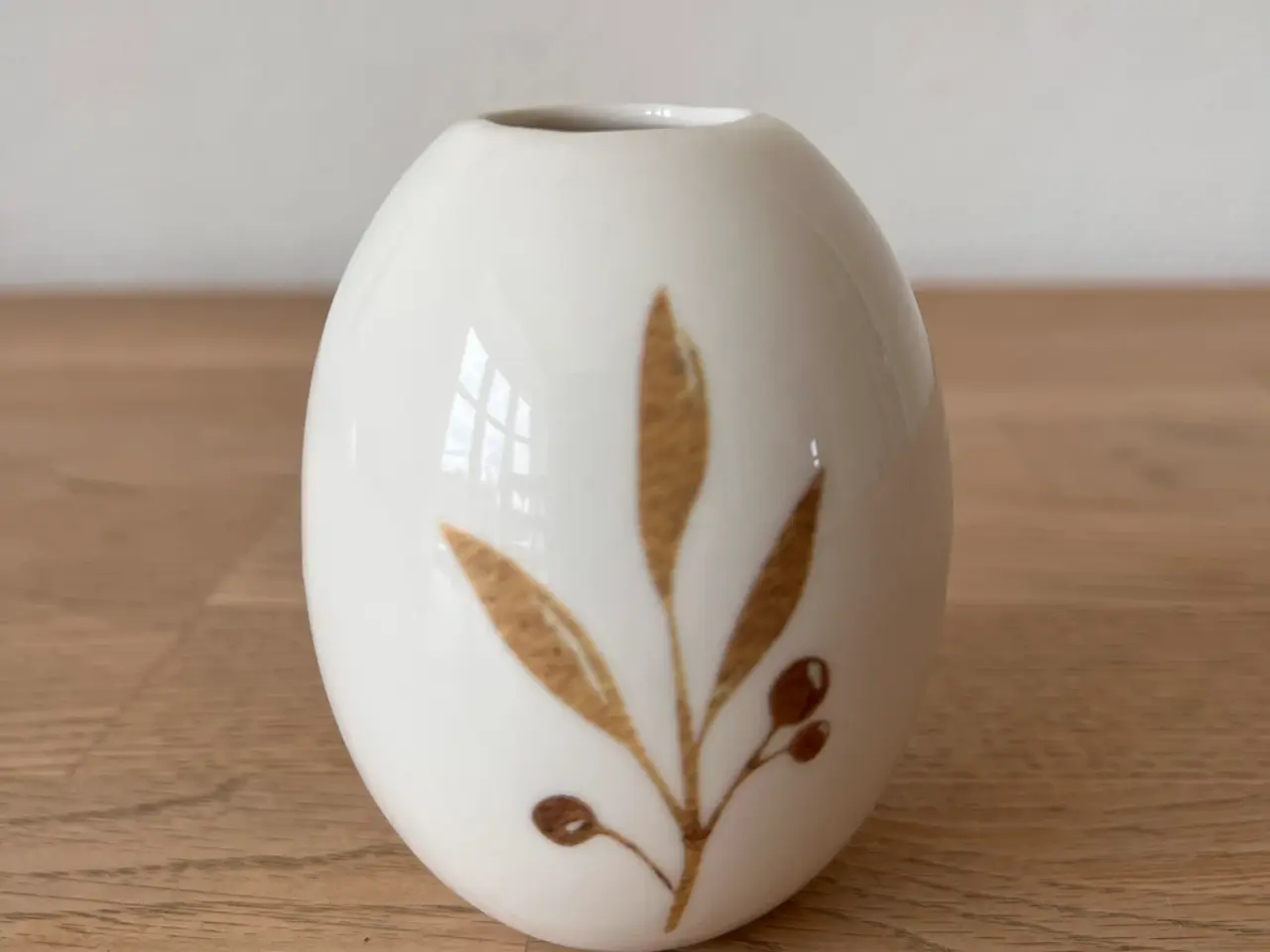 Billede 1 - Vase med blomstermotiver. Højde ca. 7 cm