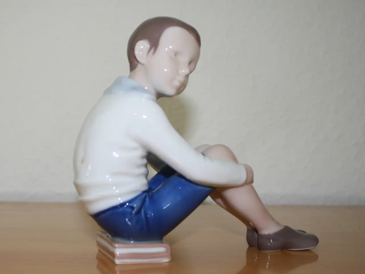 Billede 8 - Dreng, der sidder på bøger, figur fra B & G