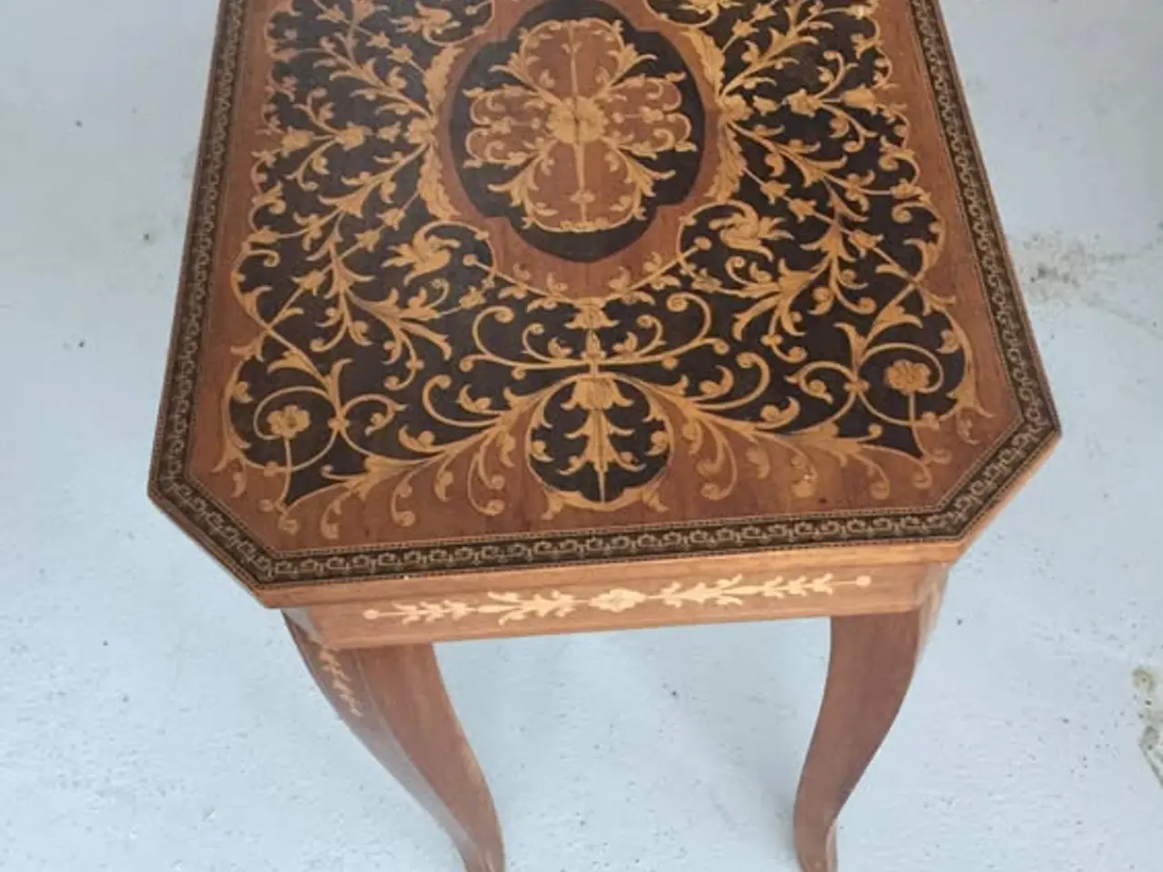 Billede 3 - Sidebord med indlagt træ meget smukt lille bord
