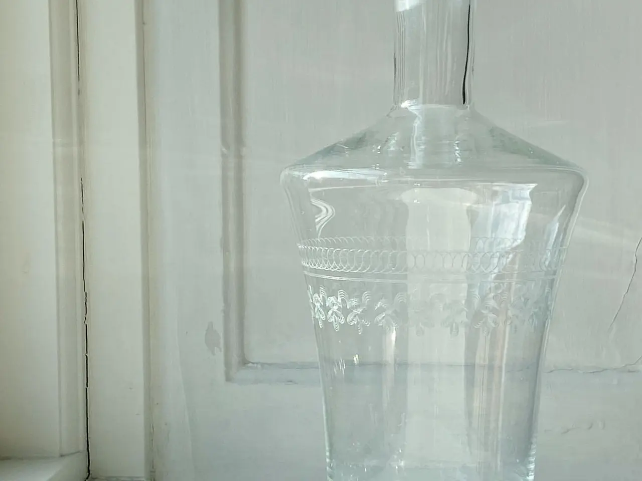 Billede 3 - Karaffel af klart glas m sirlige slibninger
