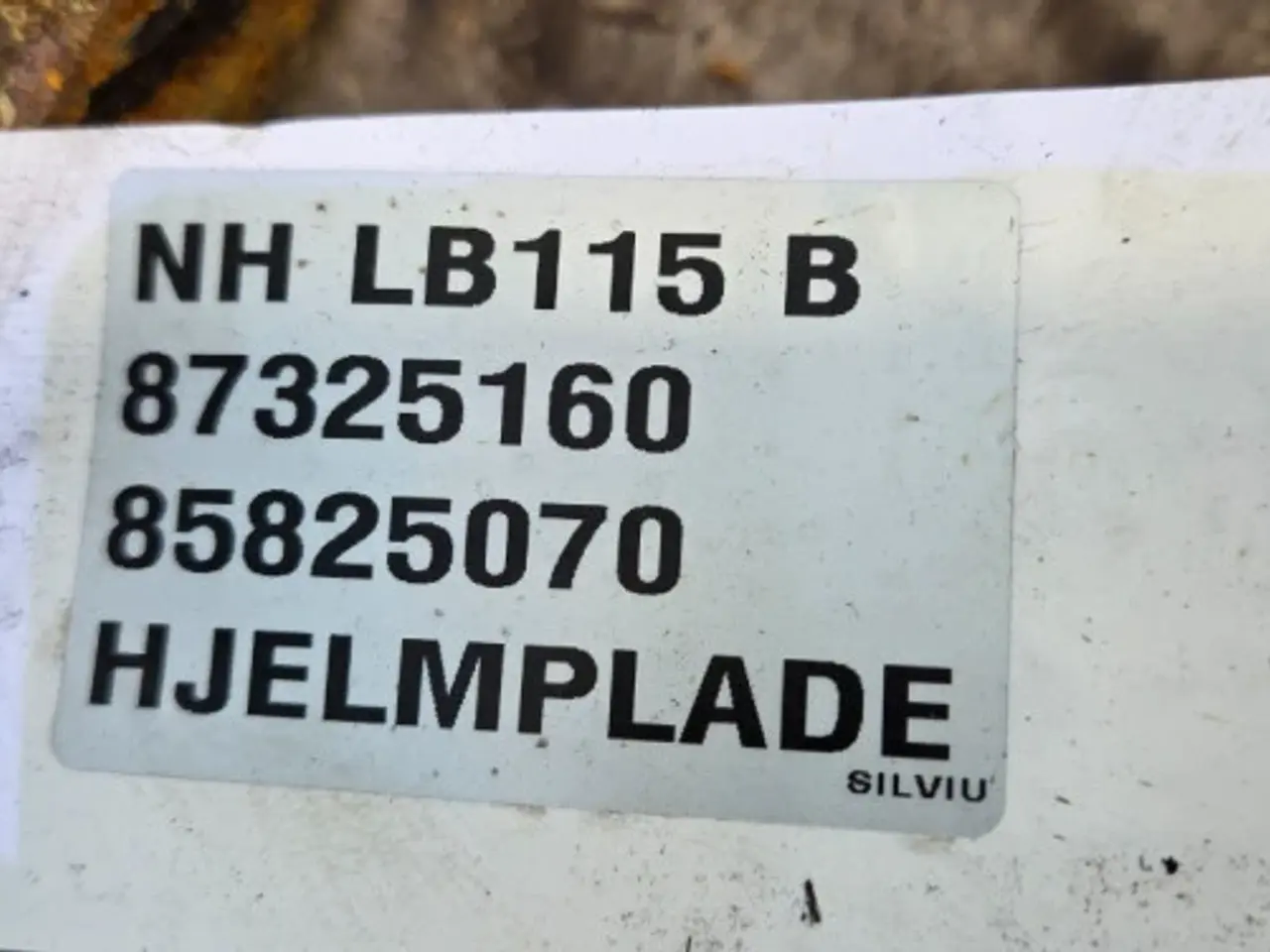 Billede 18 - New Holland LB115B Hjelmplade 87325160