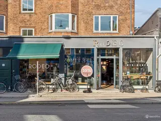 Flot højtloftet butik /klinik /showroom på Valby Langgade
