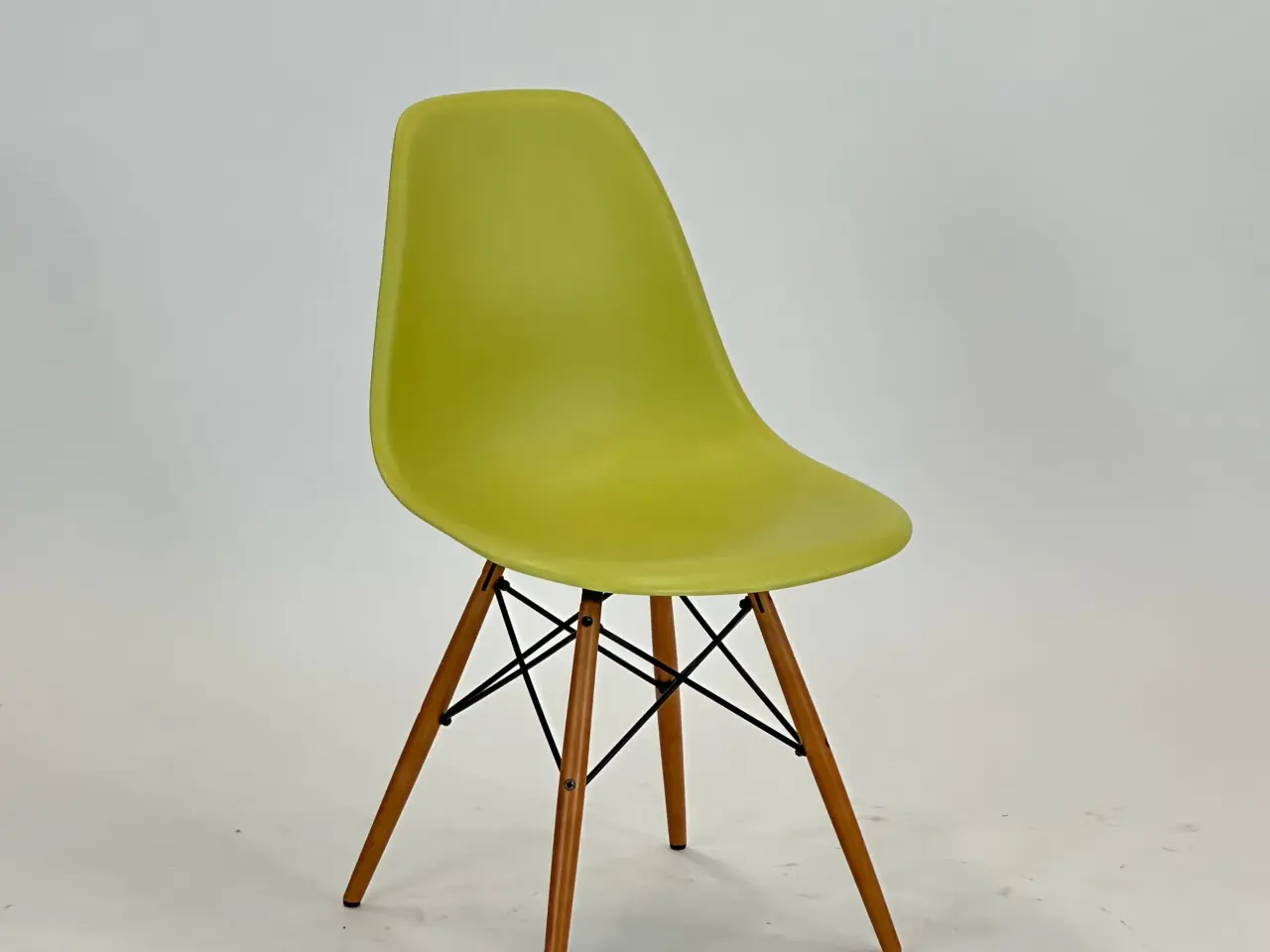Billede 1 - Vitra DSW Stol – Gul med Træ Stel