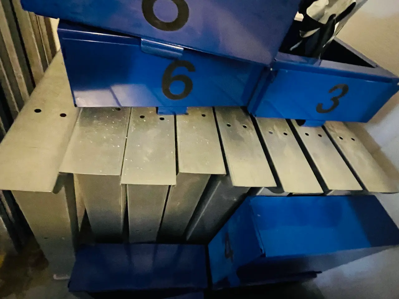 Billede 5 - Arbejdsbord m. Skuffer (4 bordplader) Usamlet