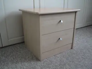 Sengebord med skuffer 48cm.