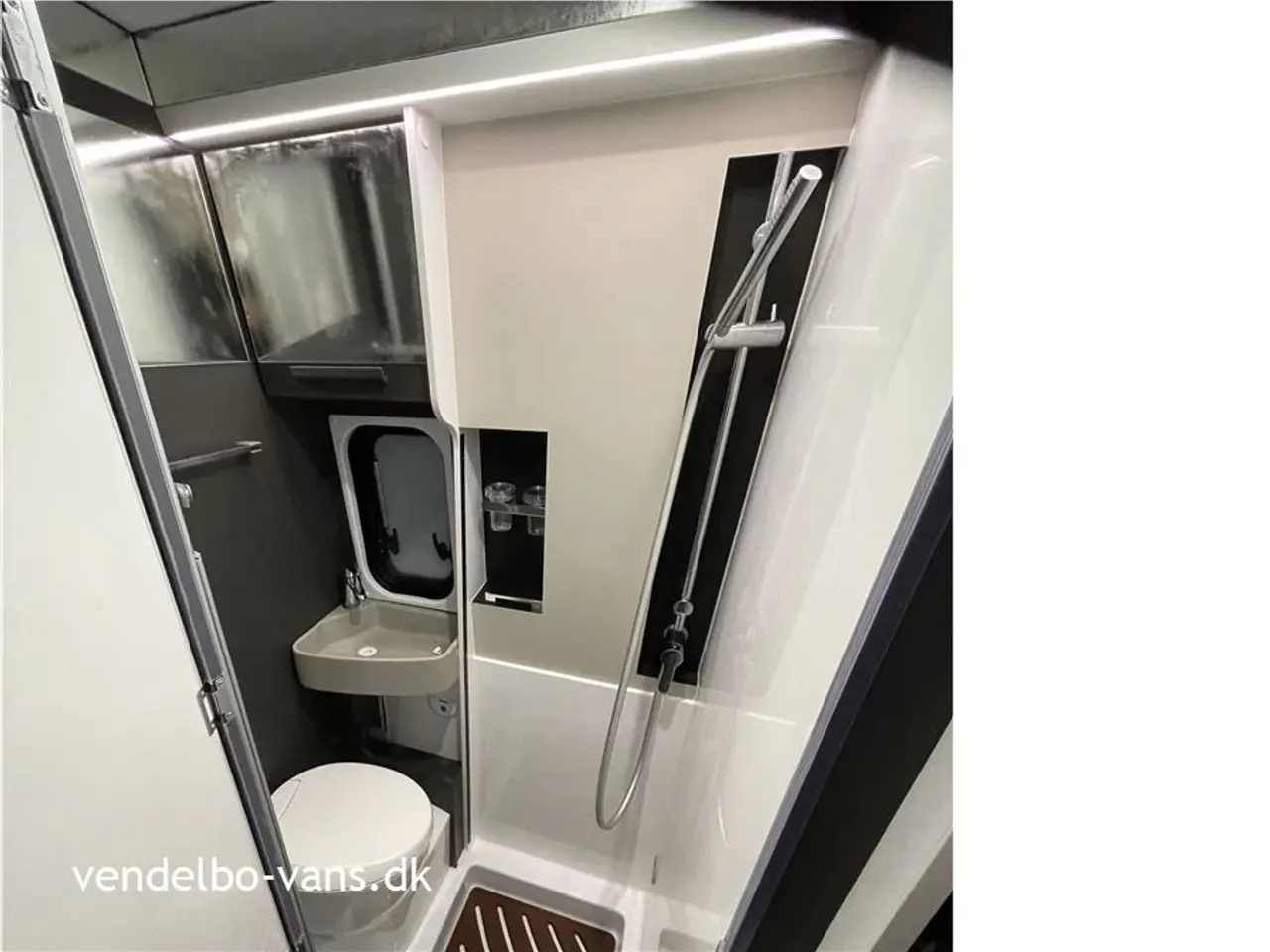 Billede 23 - 2022 - McLouis Menfys Van 04 Prestige Matic Det er CamperVan topudgaven med masser af udstyr - Prestige Matic