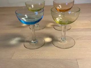 4 stk likørskåle i farvet glas