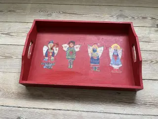 Rød træ bakke med engle