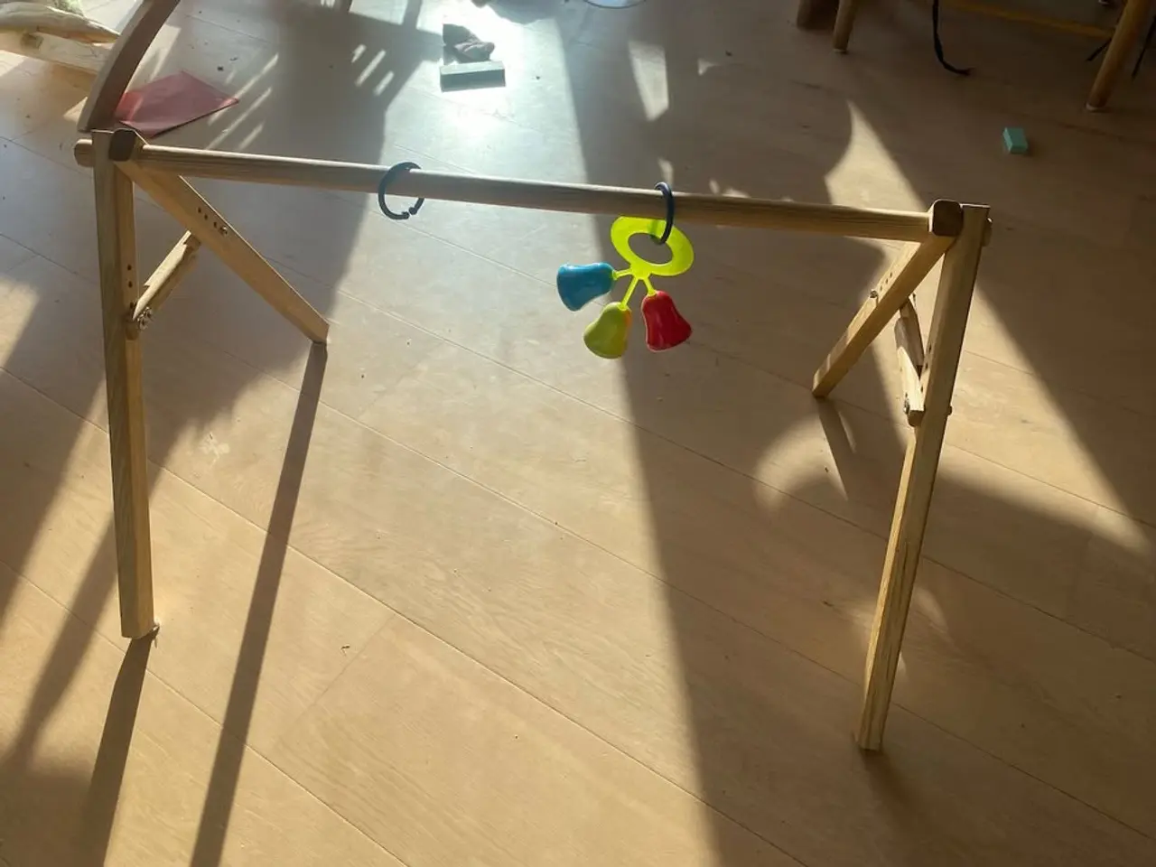 Billede 2 - Babygym / legetøjsstativ i egetræ, 4 højder