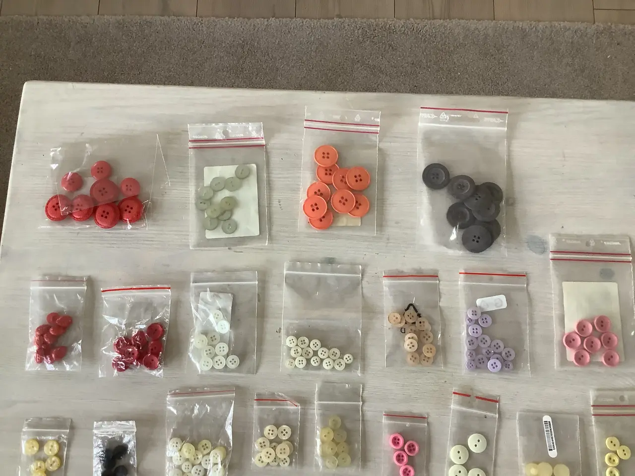 Billede 2 - Knapper i plast og metal flere farver.