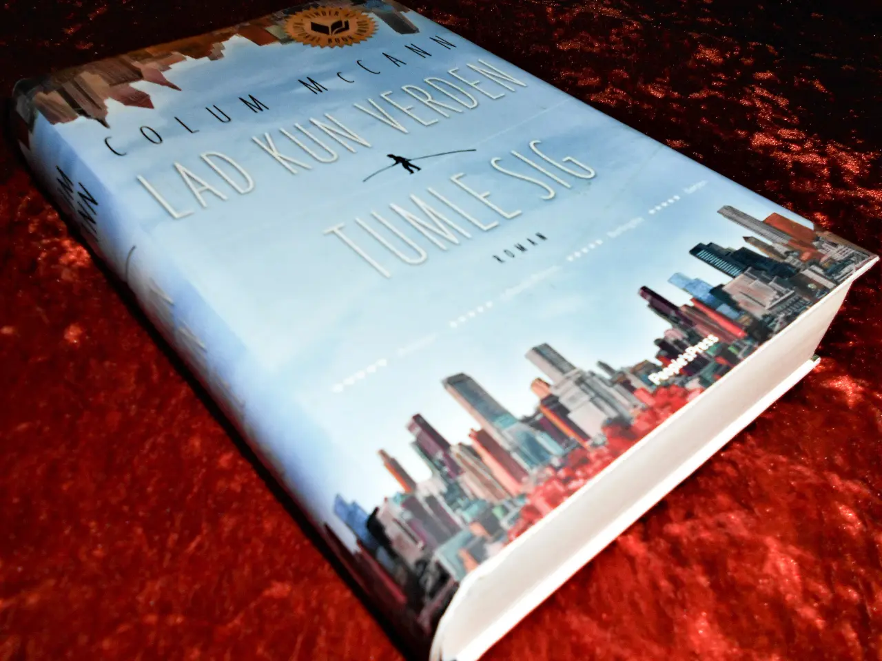 Billede 1 - Lad kun verden tumle sig, Colum McCann