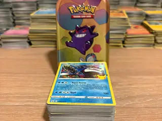 100 Forskellige Pokemonkort og Gengar Tin Æske
