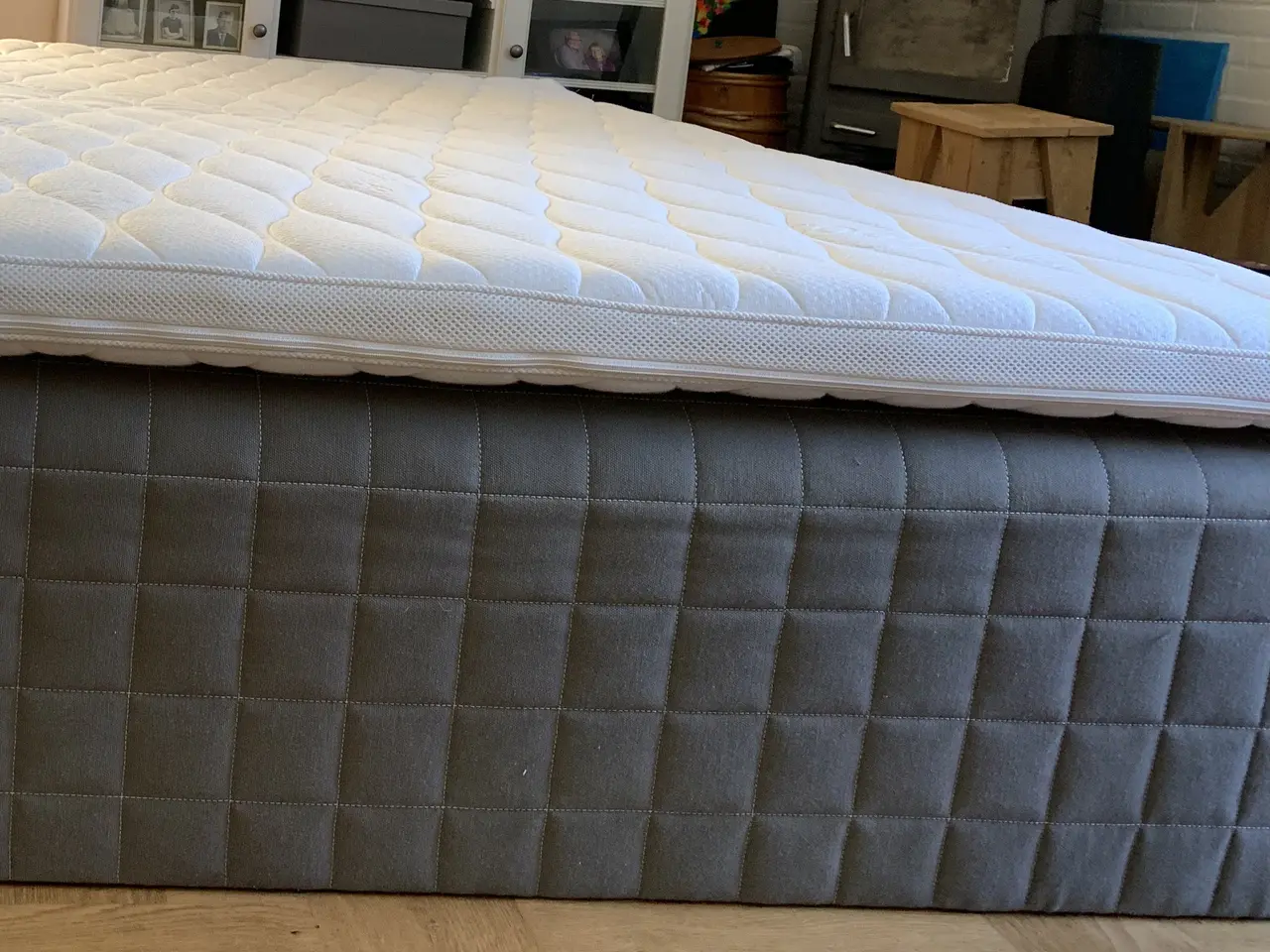 Billede 2 - IKEA SKOTTERUD boxmadras, 140 x 200 cm – grå/hvid