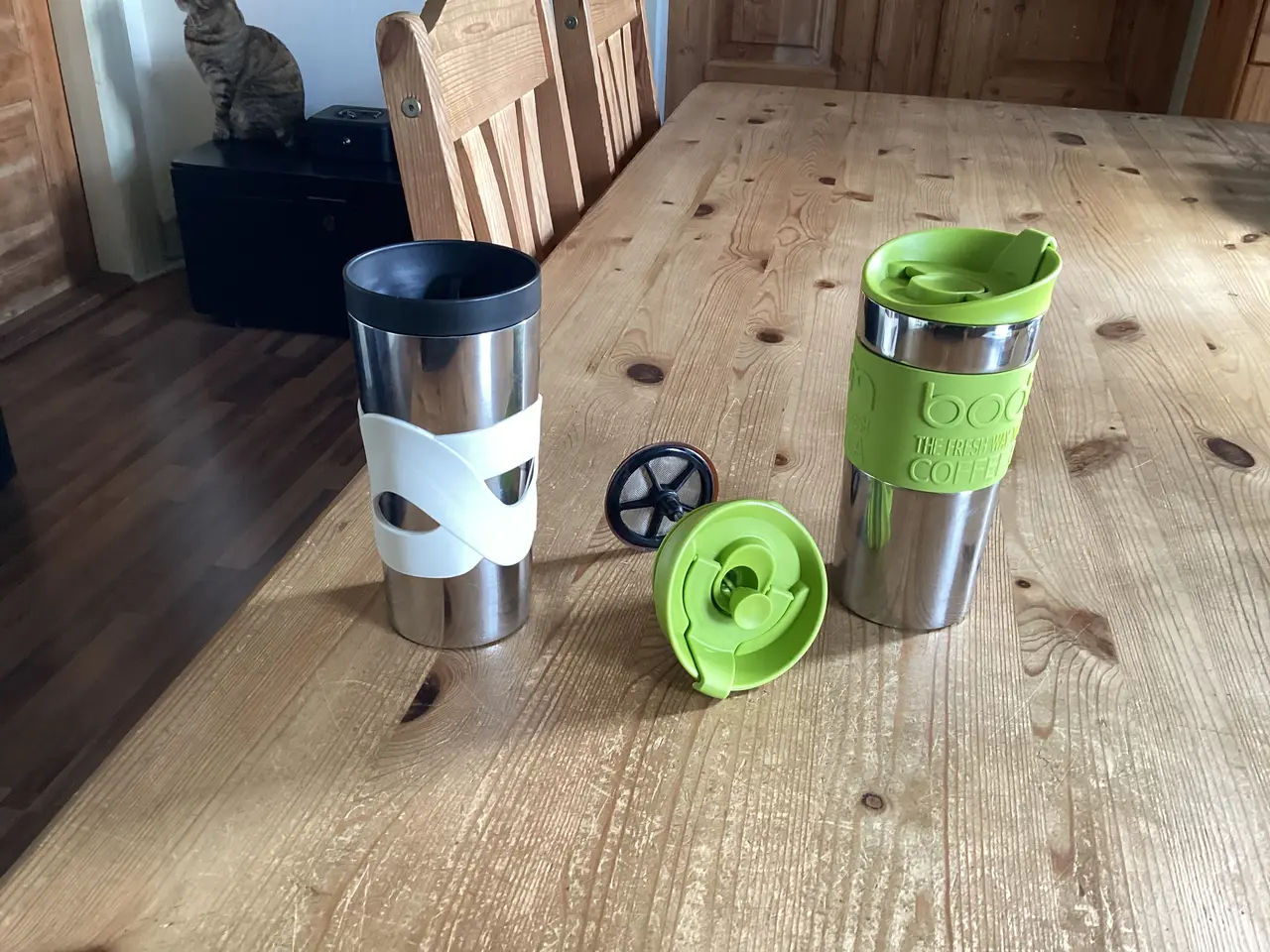 Billede 17 - Bodum Krus, Osteklokke, Porcelæns Knager, Og Mere.