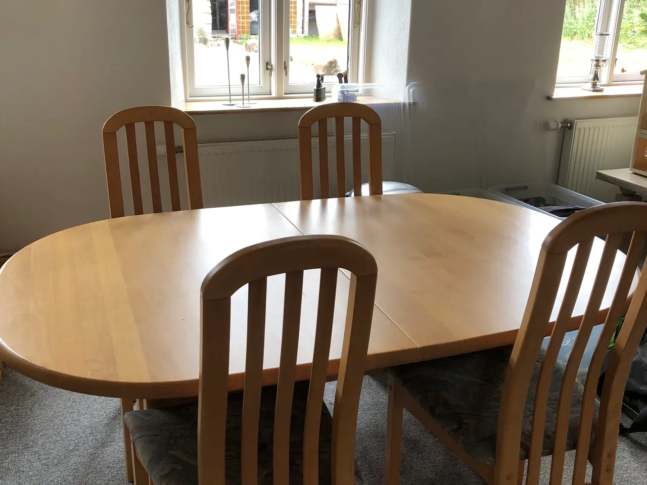 Billede 1 - Spisebord med 2 tillægsplader og 5 stole
