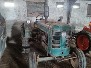 - - - Bolinder-Munktell 230 med renoveret motor