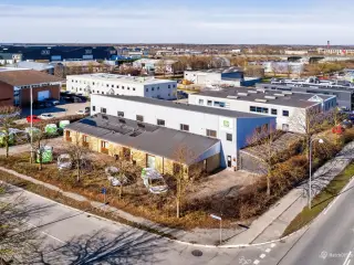 Lækkert og lyst kontor med mulighed for mindre lager