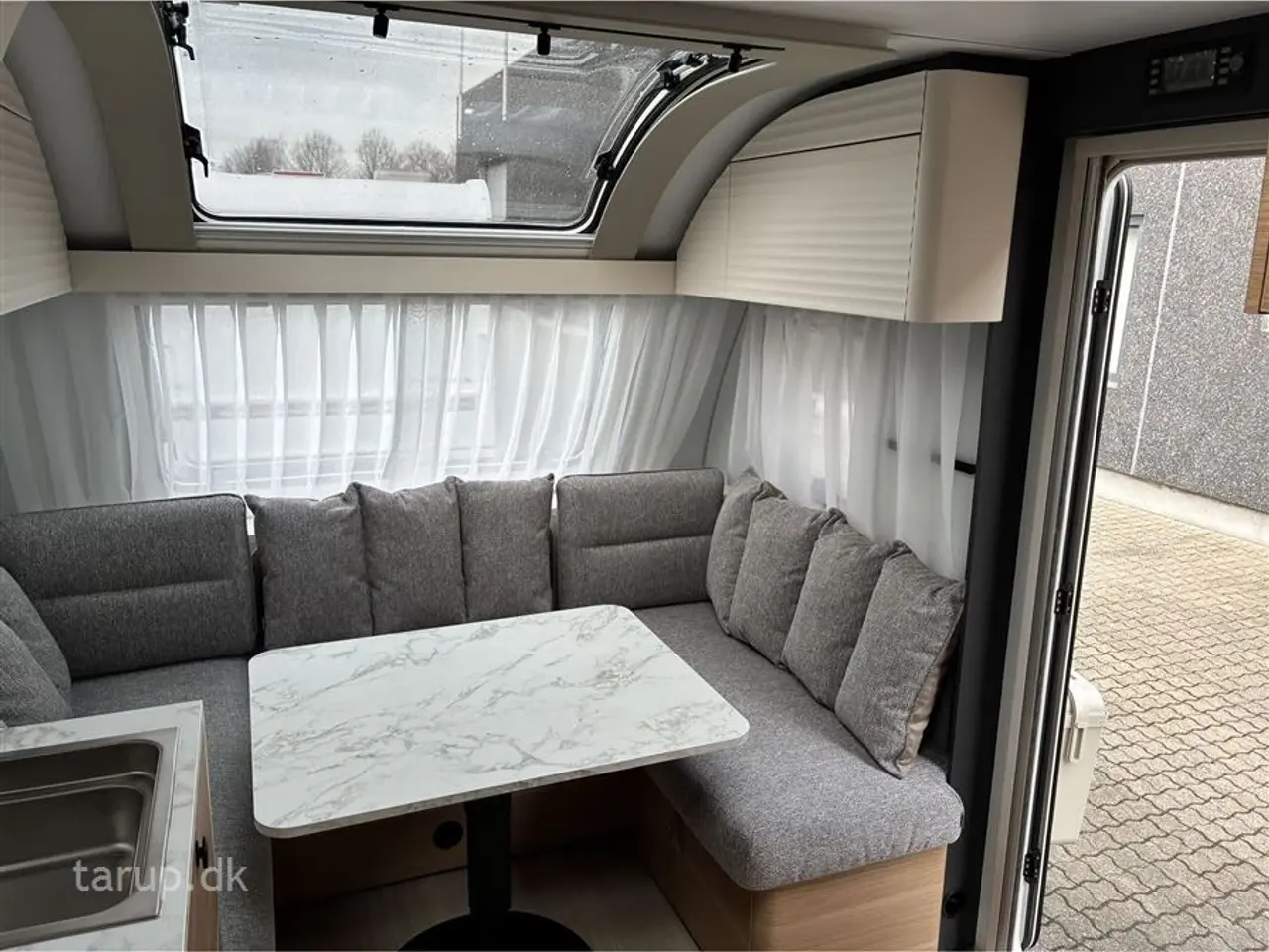 Billede 7 - 2026 - Adria Adora 522 UP Dobbeltsengsvogn, rundsiddegruppe, el-gulv-varme, stort 142L KOMPRESSOR køleskab, TV-holder, stabilisator, Adria Smartbox, glasfibertag