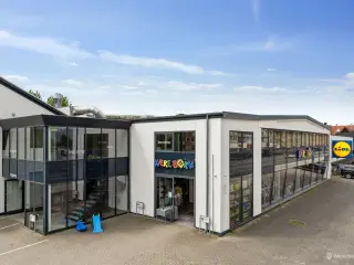Kontor/showroom/klinik på 1. sal i synlig forretningsejendom i Roskilde Centrum