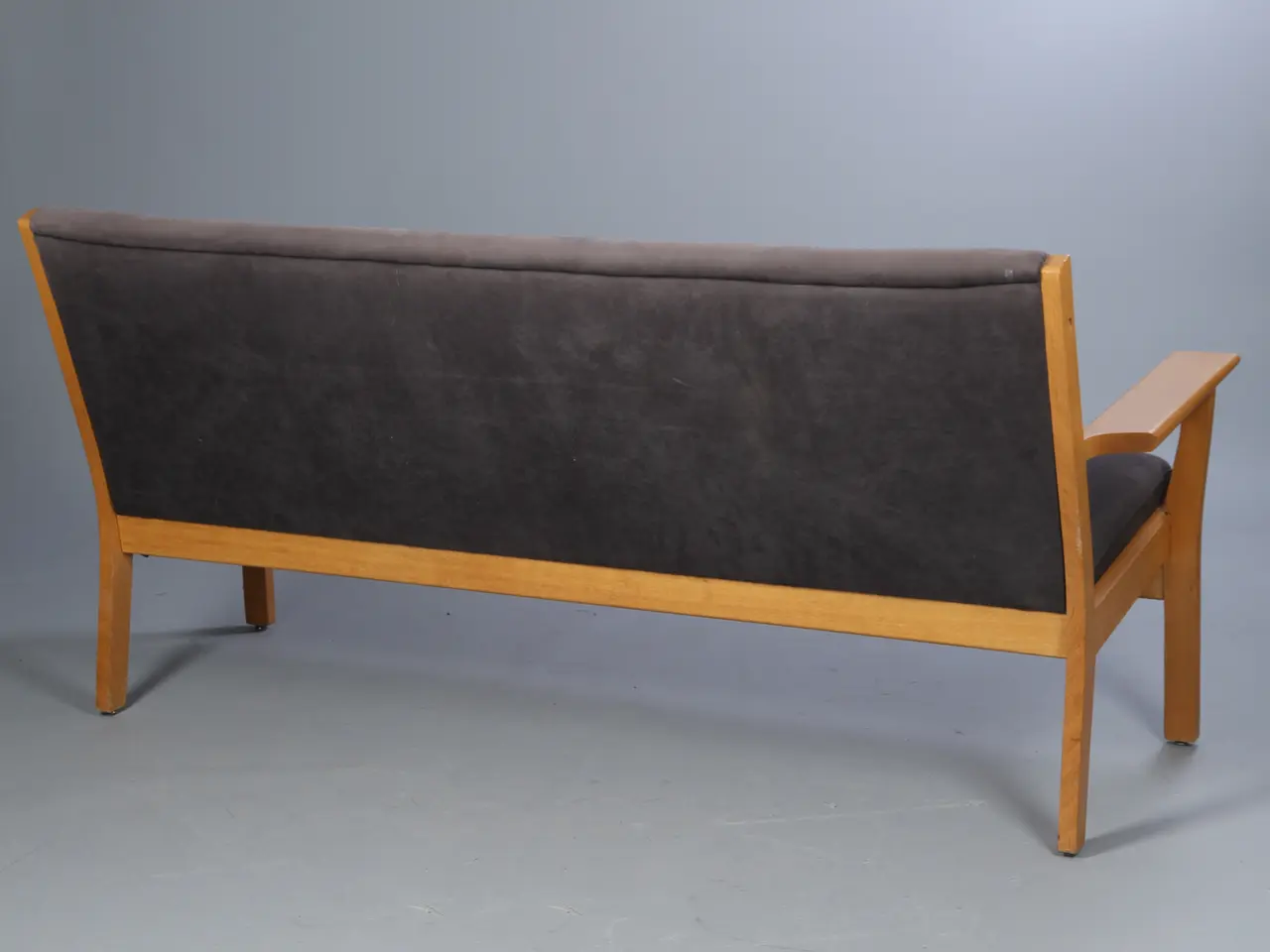 Billede 2 - En god velholdt Tre-pers. sofa.