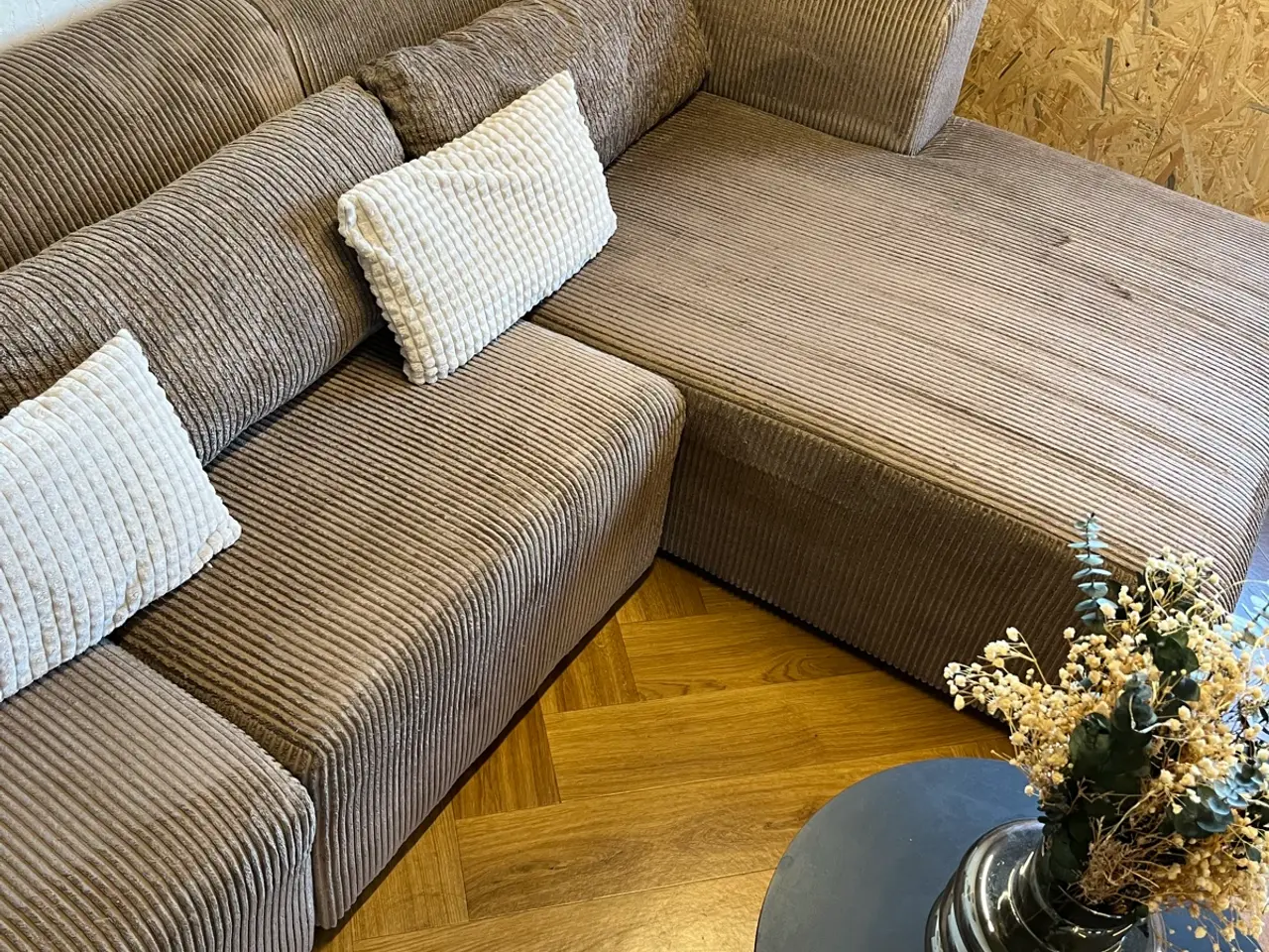 Billede 3 - Ny-renset mocca/brun karls sofa