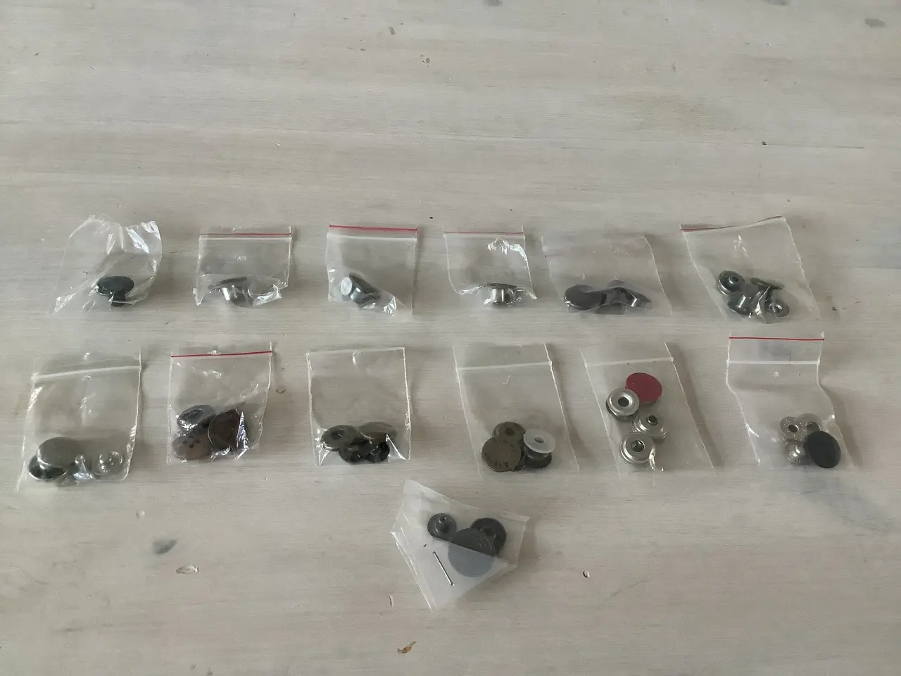 Billede 4 - Knapper i plast og metal flere farver.