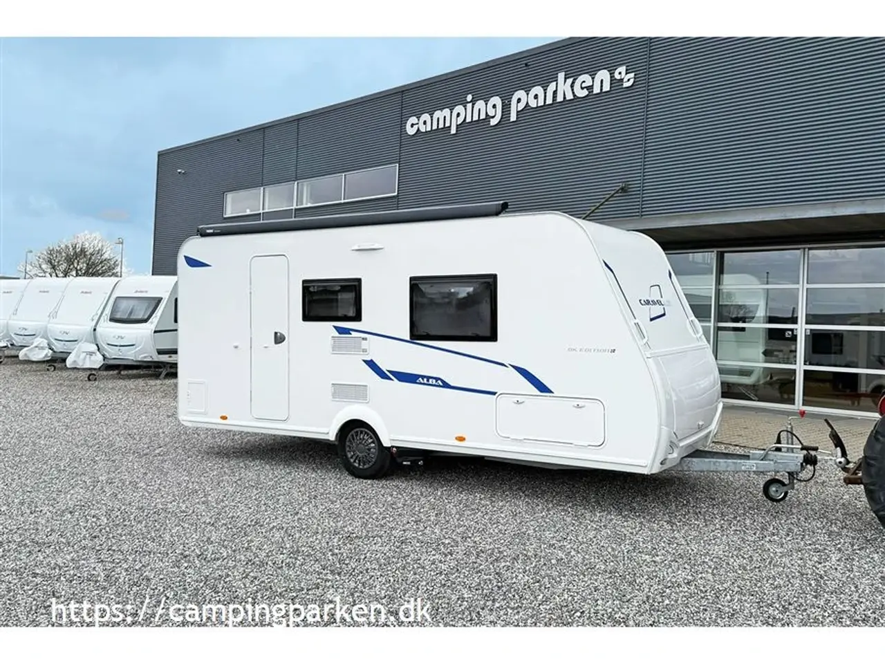 Billede 1 - 2024 - Caravelair ALBA 460 ARTIC   Let rejsevogn med mover, tagmonteret boksmarkise og meget mere - til elbilen