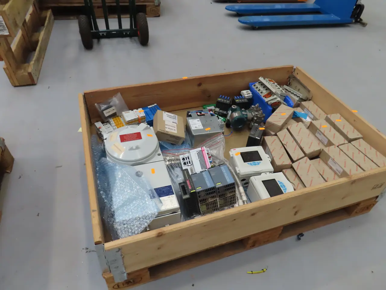 Billede 1 - Palle med div. strømforsyninger SITOP PSU8200, eltavle TITECH ELECTRIC m.m.