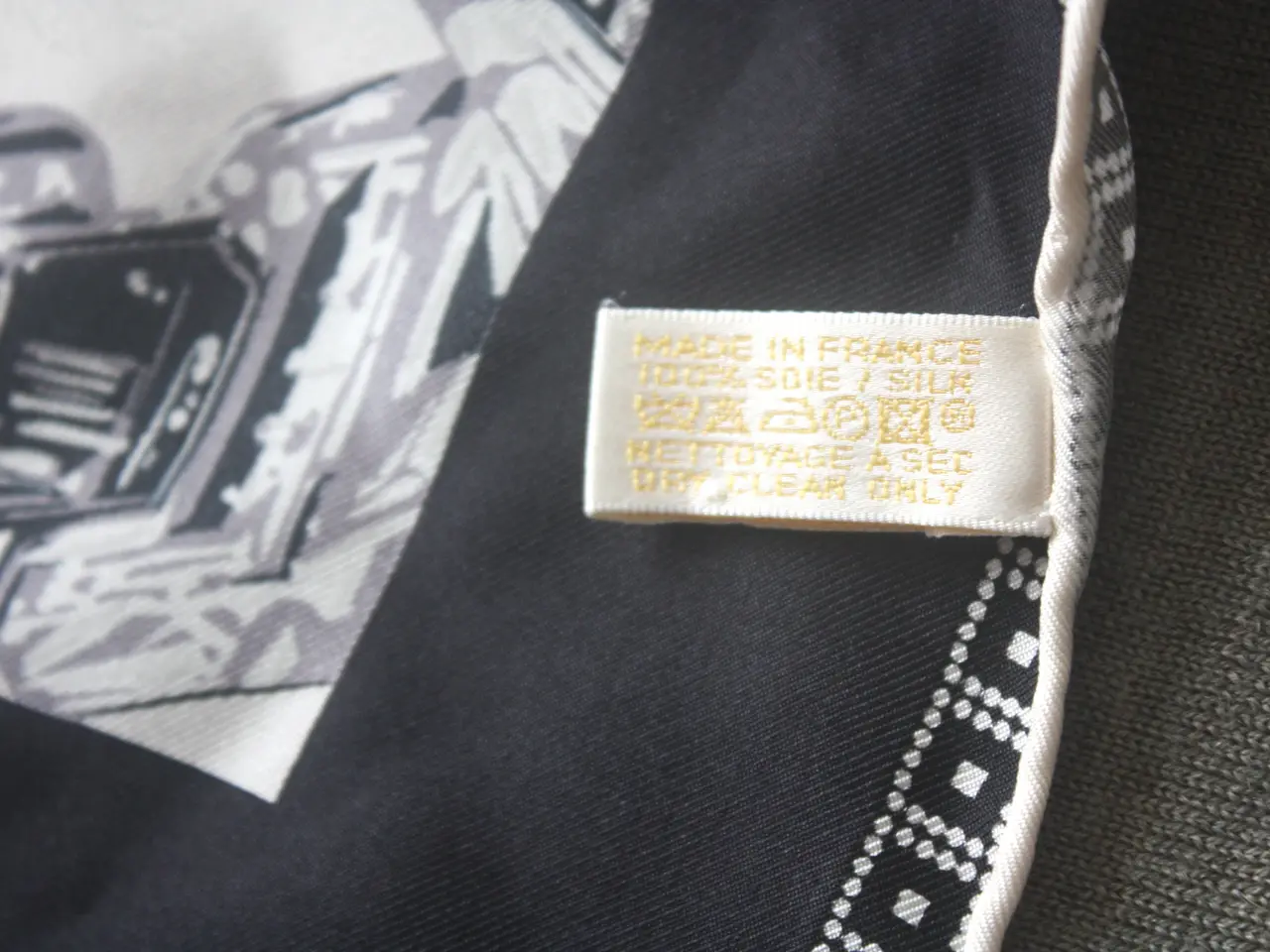 Billede 7 - Cartier silketørklæde med et grafisk print silk