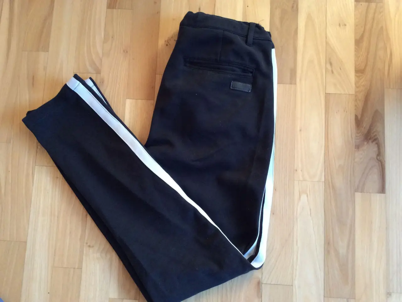 Billede 1 - Sort buks med hvid stribe